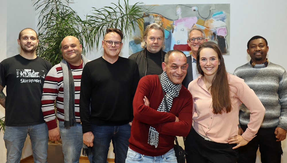 "20er"-Verkäufer mit Chefredakteurin Rebecca Sandbichler und den "20er"-Gründungsmitgliedern Uwe Steger (3.v.l.), Thomas Pupp (3.v.r.)und Georg Willeit (2.v.r).