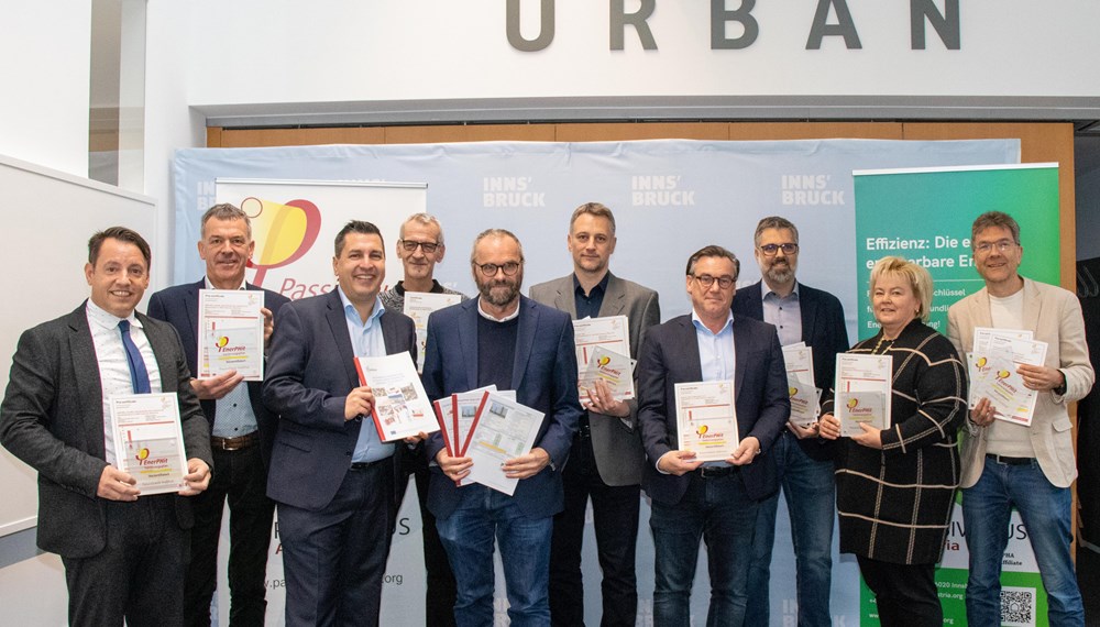 Die Projektbeteiligten freuen sich gemeinsam mit Bürgermeister Georg Willi, IIG-Geschäftsführer Franz Danler, NHT-Geschäftsführer Markus Pollo und Laszlo Lepp vom PHI über den positiven Abschluss des Sanierungsprogramms SINFONIA.