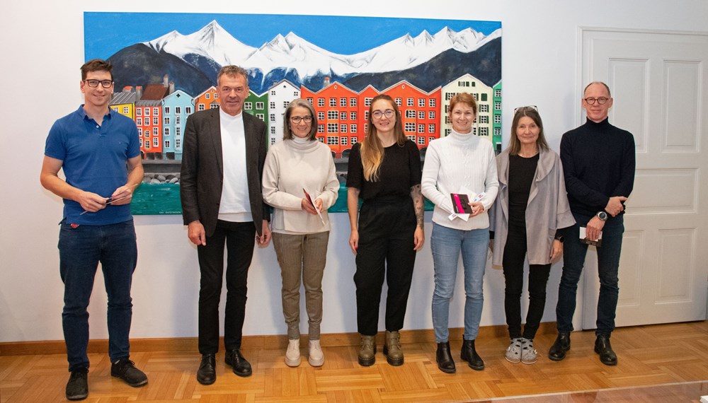 Bürgermeister Georg Willi (2.v.l.) und Mobilitätsstadträtin Uschi Schwarzl (2.v.r.) überreichen die Preise an diesjährige "Tirol radelt"-TeilnehmerInnen im Innsbrucker Rathaus.