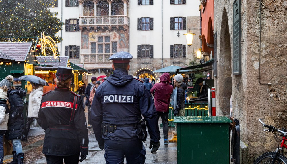 Carabinieri aus Italien und Polizei aus Innsbruck patrouillieren durch den Christkindlmarkt in der Altstadt.