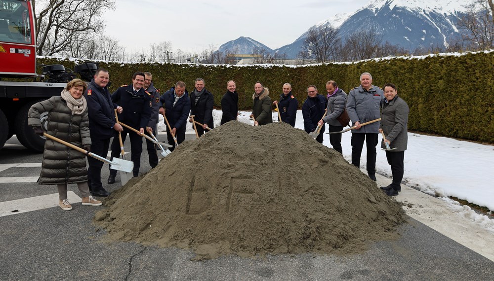 Bürgermeister Georg Willi (6.v.l.), Vizebürgermeister Markus Lassenberger (6.v.r), Vizebürgermeister Johannes Anzengruber (7.v.r.), Stadträtin Christine Oppitz-Plörer (l.), Gemeinderat Helmut Buchacher (5.v.l.), IIG-Geschäftsführer Franz Danler (r.), Branddirektor Helmut Hager (3.v.l.), Branddirektor-Stellvertreter Johann Zimmermann (2.v.l.), Landesfeuerwehrinspektor Alfons Gruber (2.v.r.) und weiteren Vertretern der Feuerwehr beim gemeinsamen Spatenstich.