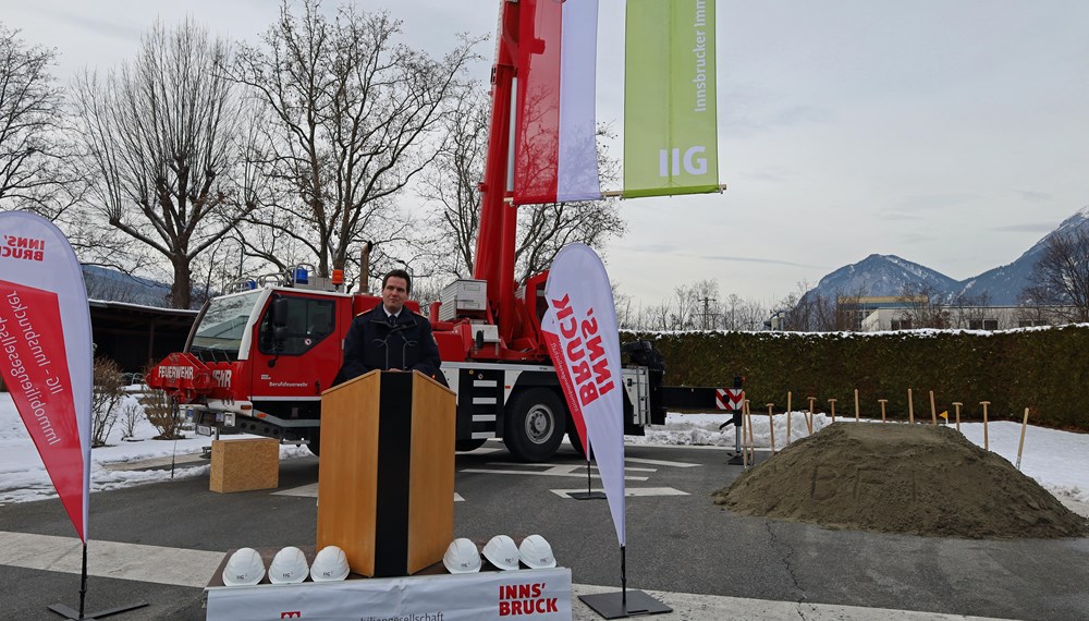 Branddirektor Helmut Hager bedankt sich bei allen Projektpartnerinnen und Projektpartnern und freut sich über den Zubau und die neue Fahrzeughalle.