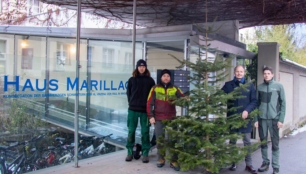 Vizebürgermeister Johannes Anzengruber (3. v. l.) und Florian Jäger (2. v. r.), Referatsleiter für Wald und Almen, sowie die beiden Mitarbeiter Andreas Leismüller (l.) und Robin Mantlez (r.) (beide Amt für Wald und Natur) überbrachten dem Sozialkontakt am Haydnplatz der Innsbrucker Soziale Dienste und der derzeitigen Flüchtlingsunterkunft im Haus Marillac der Barmherzigen Schwestern jeweils einen großen Christbaum für das anstehende Weihnachtsfest.
