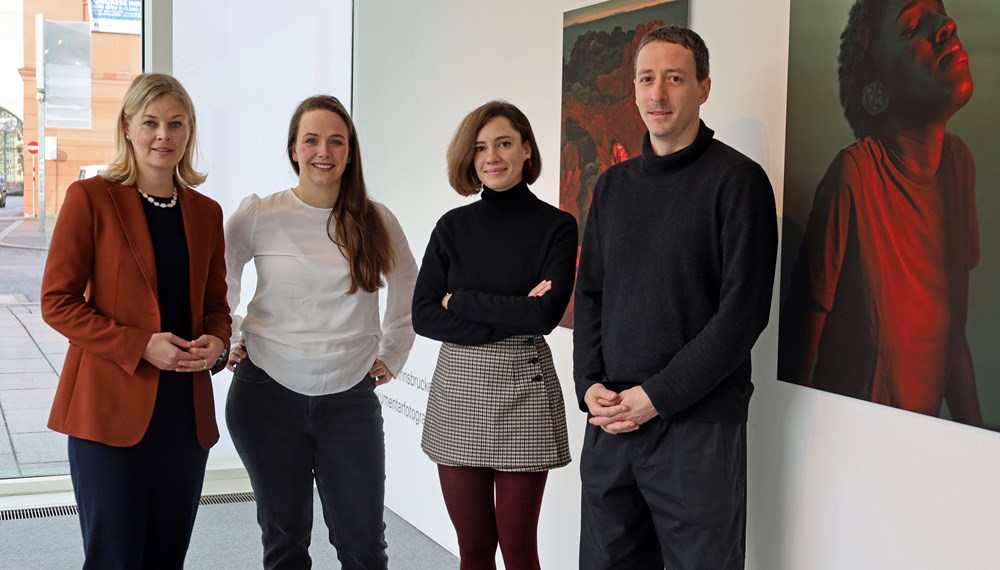 Stadträtin Elisabeth Mayr (l.), 20er-Chefredakteurin Rebecca Sandbichler (2.v.l.) und Severin Sonnewend vom Kulturverein „Reich für die Insel“ zeigten sich beeindruckt von den Bildern von Fotografin Alisa Martynova (2.v.r.).