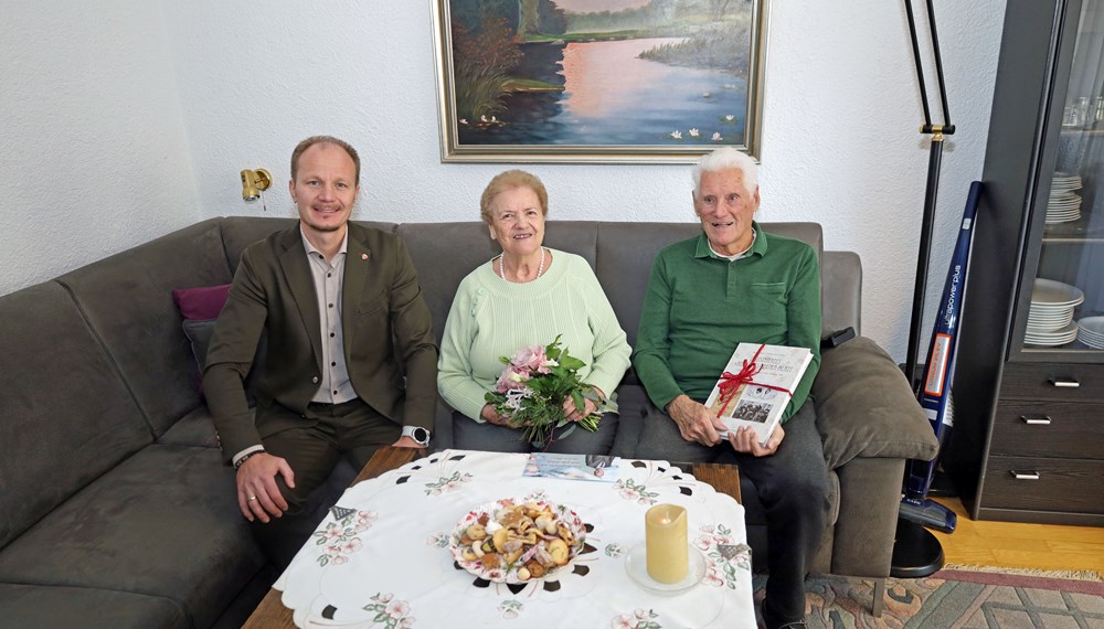 Vizebürgermeister Johannes Anzengruber gratuliert dem Ehepaar Helga und Karl Siess zur Steinernen Hochzeit.