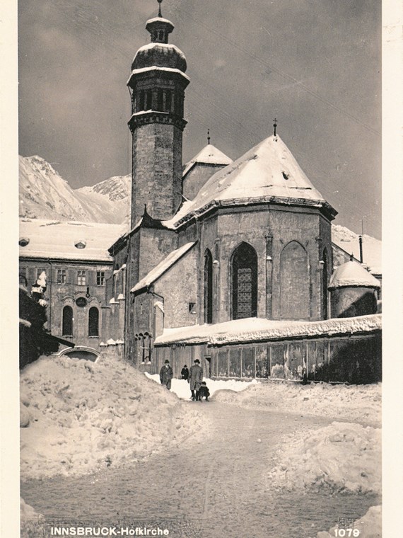 Blick auf den winterlichen Franziskanerplatz mit der Hofkirche, im Hintergrund die Nordkette.