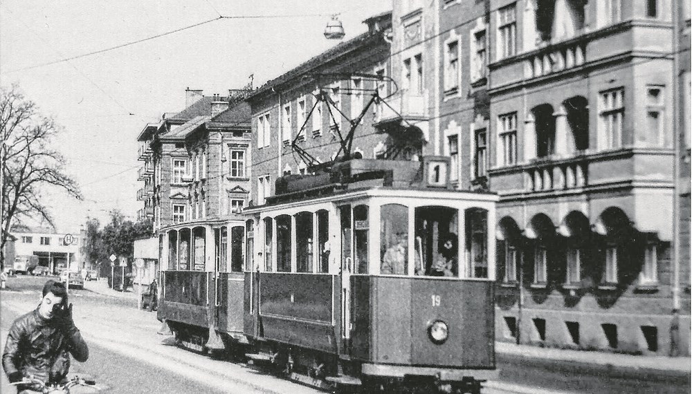 Mopedfahren ohne Helm, die „1er“ mit Beiwagen und Bäume in der Straßenmitte – heute undenkbar!
