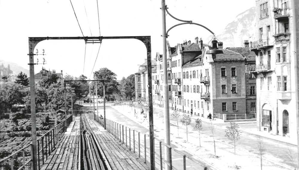 Welch beschauliche Atmosphäre zeigte der Blick vom ehemaligen Westbahnviadukt auf die Egger-Lienz-Straße um 1950!