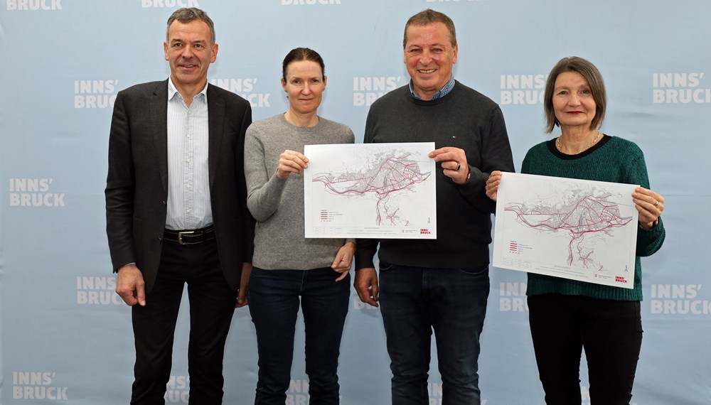 Bei einem Pressegespräch mit Bürgermeister Georg Willi, Doris Stefanon vom Referat Straßenverkehr und Straßenrecht, Gemeinderat Helmut Buchacher und Mobilitätststadträtin Uschi Schwarzl (v.l.) wurden die Ergebnisse der Arbeitsgruppe bzw. die Empfehlungen der zuständigen Fachämter vorgestellt.