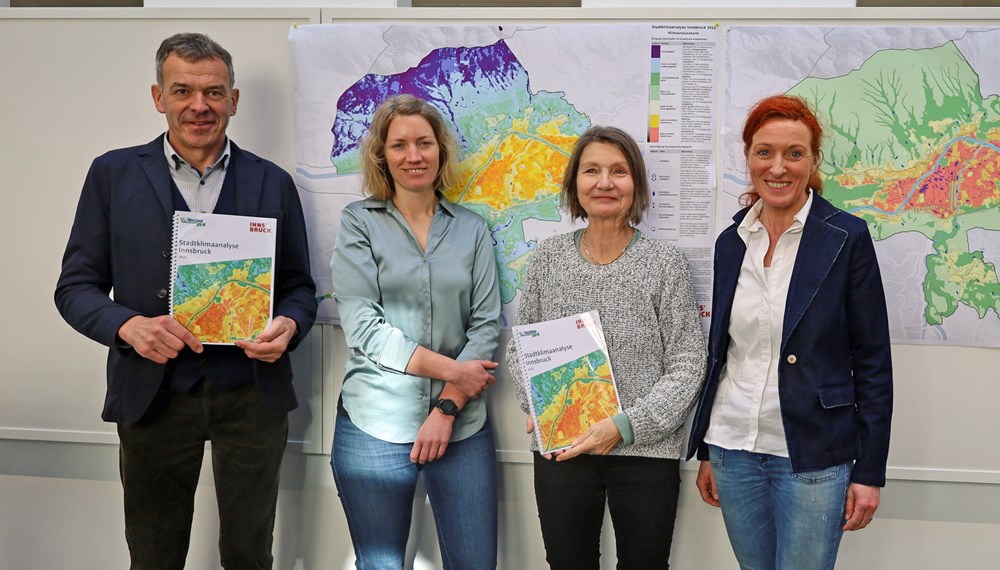 Bürgermeister Georg Willi, Simone Fritsch (Raumplanung und Stadtentwicklung), Stadträtin Uschi Schwarzl und Christine Schermer (Klima und Umwelt) stellten die Ergebnisse der Stadtklimaanalyse vor.