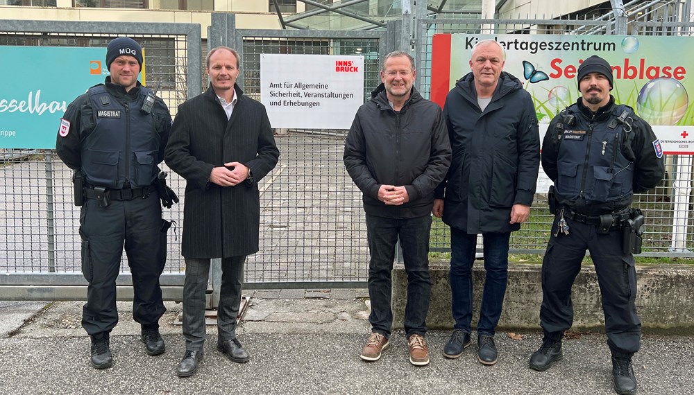 Neue Heimat für das Amt für Allgemeine Sicherheit und Veranstaltungen: Vizebürgermeister Johannes Anzengruber (2.v.links), Amtsleiter Klaus Feistmantl (Mitte), Referatsleiter Stefan Fikerle (2.v.rechts) und die Kollegen der Mobilen Überwachungsgruppe Karl Rief (links außen) und Christian Kuen (rechts außen) freuen sich über den künftigen gemeinsamen Standort.