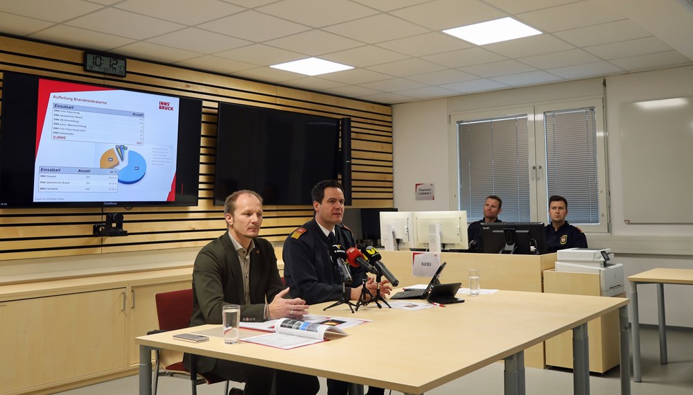 Vizebürgermeister Johannes Anzengruber und Branddirektor Helmut Hager präsentieren die Feuerwehrstatistik für 2022.