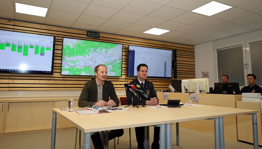 Der neue Einsatzleitungsraum samt moderner Kommunikations- und Koordinationstechnik wird von Vizebürgermeister Johannes Anzengruber und Branddirektor Helmut Hager vorgestellt.