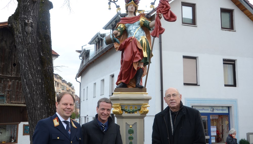 Der heilige Florian erstrahlt in neuem Glanz nach der umfassenden Restaurierung. Branddirektor Erwin Reichel, Vizebürgermeister Christoph Kaufmann und Obmann des Innsbrucker Verschönerungsvereins Hermann Hell begutachten die hervorragende Arbeit.