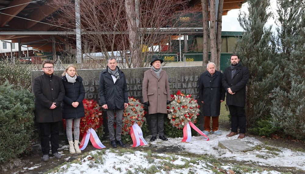 Bürgermeister Georg Willi (3. v. l.) Präsident Günter Lieder (3.v.r.) Landtagsabgeordnete Elisabeth Fleischanderl (2.v.l), Landesobmann Clemens Hornich (2.v.r), Landtagsabgeordneter und Gemeinderat Christoph Appler (r.) und Gemeinderat Benjamin Plach (l.) vor dem Mahnmal Reichenau.