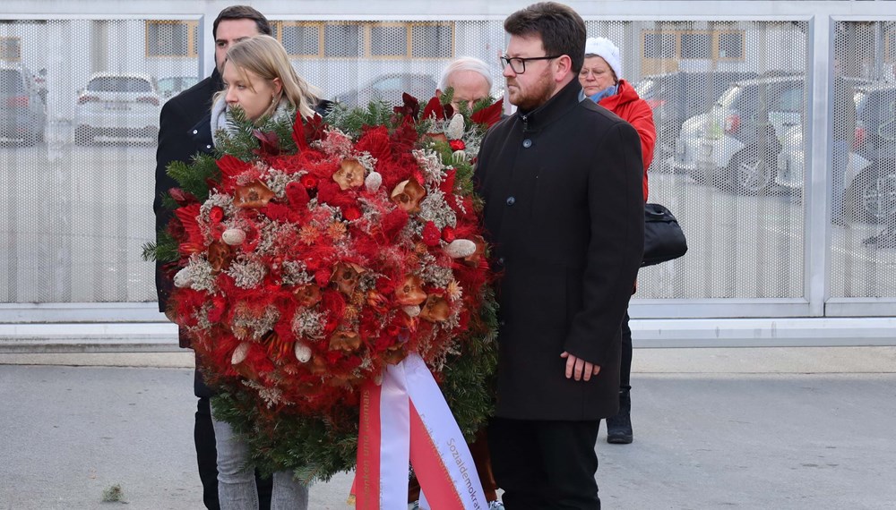 Landtagsabgeordnete Elisabeth Fleischanderl und Gemeinderat Benjamin Plach mit dem Kranz der Sozialdemokratischen FreiheitskämpferInnen.