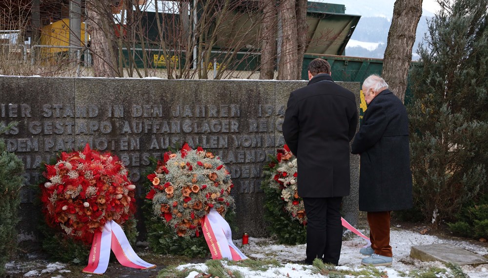 Landtagsabgeordneter Christoph Appler und Landesobmann Clemens Hornich (ÖVP-Kameradschaft) vor den Kränzen am Mahnmal Reichenau.