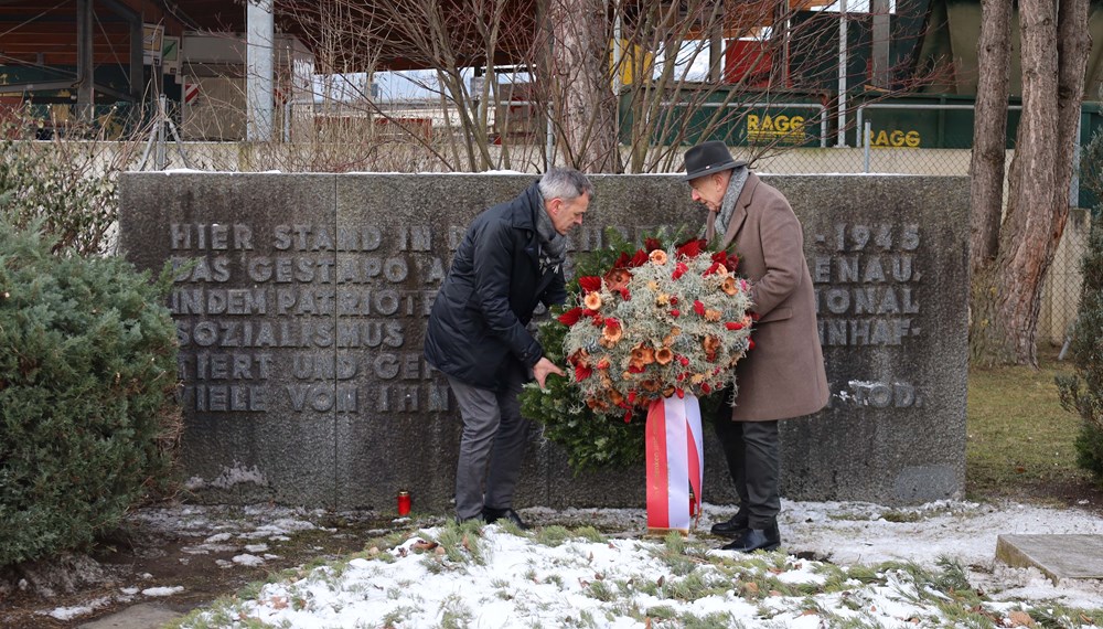 Bürgermeister Georg Willi (l.) und Präsident Günter Lieder (r.) bei der gemeinsamen Kranzniederlegung