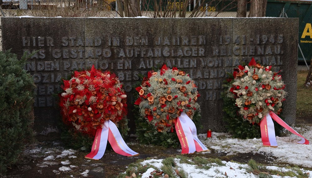 Die Kränze vor dem Mahnmal Reichenau im Gedenken an die Opfer.