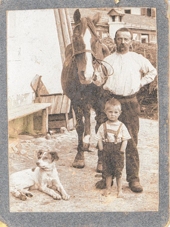 Eines der ausgestellten Fotos zeigt Johann Muglach sen. und jun., aufgenommen ca. 1912.
