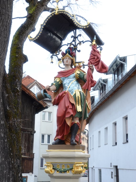 Der heilige Florian erstrahlt in neuem Glanz nach der umfassenden Restaurierung. Branddirektor Erwin Reichel, Vizebürgermeister Christoph Kaufmann und Obmann des Innsbrucker Verschönerungsvereins Hermann Hell begutachten die hervorragende Arbeit.