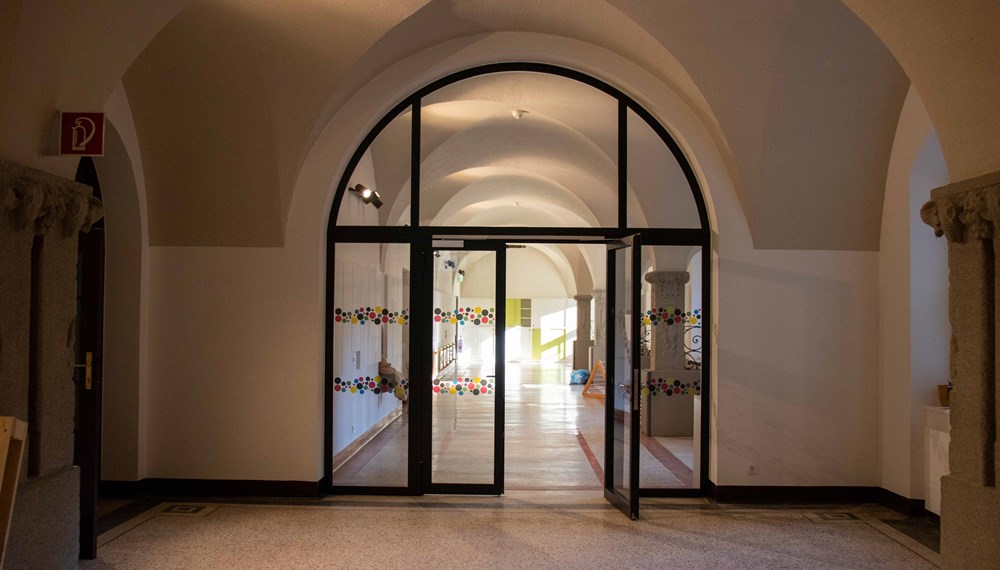 Die denkmalgeschützten Räumlichkeiten der ehemaligen "Müllerschule" wurden zukunftsfit gestaltet und werden nun als Kindergarten und Kinderkrippe genutzt.