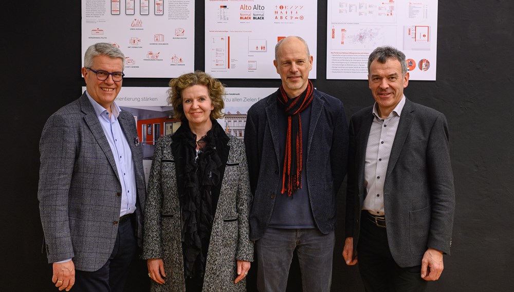 Im Jahr 2022 waren fünf Gestaltungsbüros zu einem Designwettbewerb geladen, um Lösungen für die Neukonzeption der Signaletik im Rathaus Innsbruck vorzuschlagen. Die Ausstellung im WEI SRAUM. Designforum Tirol zeigt neben dem Siegerprojekt auch alle weiteren Wettbewerbseinreichungen. Ferdinand Neu (Amtsvorstand Allgemeine Servicedienste), Magistratsdirektorin Gabriele Herlitschka und Bürgermeister Georg Willi verschafften von der geplanten Umgestaltung des Designers Erwin K. Bauer (buero bauer, 2. v. r.) ein Bild. Das Innsbrucker Rathaus dient als zentrale Anlaufstelle für die behördlichen Belange der Bevölkerung. Ein funktionales, klares und ästhetisches Orientierungssystem kann ein wichtiger Teil der Identität des Hauses sein – derzeit ist das noch nicht der Fall. Um diesen Umstand zu verbessern und den aktuellen Erfordernissen eines bürgernahen Rathauses zu entsprechen wurde in Zusammenarbeit mit WEI SRAUM. Designforum Tirol ein Ideen- und Gestaltungswettbewerb für die Neukonzeption der gesamten Signaletik im Rathaus ausgeschrieben. Im September 2022 kürte die Jury unter dem Vorsitz des Informationsdesigners Martin Fössleitner das Wiener Gestaltungsbüro "buero bauer" zum Sieger des Wettbewerbs und empfahl einstimmig die Umsetzung des Projekts.