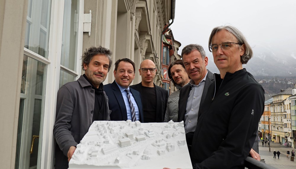 Bürgermeister Georg Willi (2.v.r), IIG-Geschäftsführer Franz Danler (2.v.l.), Hanns-Christoph Nägerl (Initiative Baukultur und Lebensraum Hungerburg, 3.v.r.), Amtsvorstand Wolfgang Andexlinger (3.v.l.), Andreas Scharmer (r.) und Florian Schedle (l.) von scharmer-wurnig-architekten mit dem siegreichen Projektentwurf.