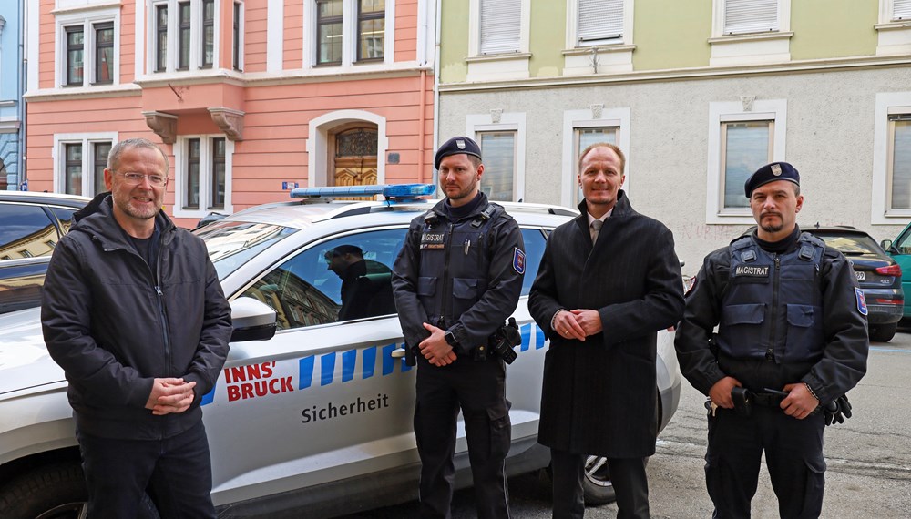 Die MÜG blickt auf ein abwechslungsreiches Jahr zurück. Aus diesem Grund bedankten sich Vizebürgermeister Anzengruber und Amtsvorstand Feistmantl stellvertretend bei zwei Bediensteten der Mobilen Überwachungsgruppe.