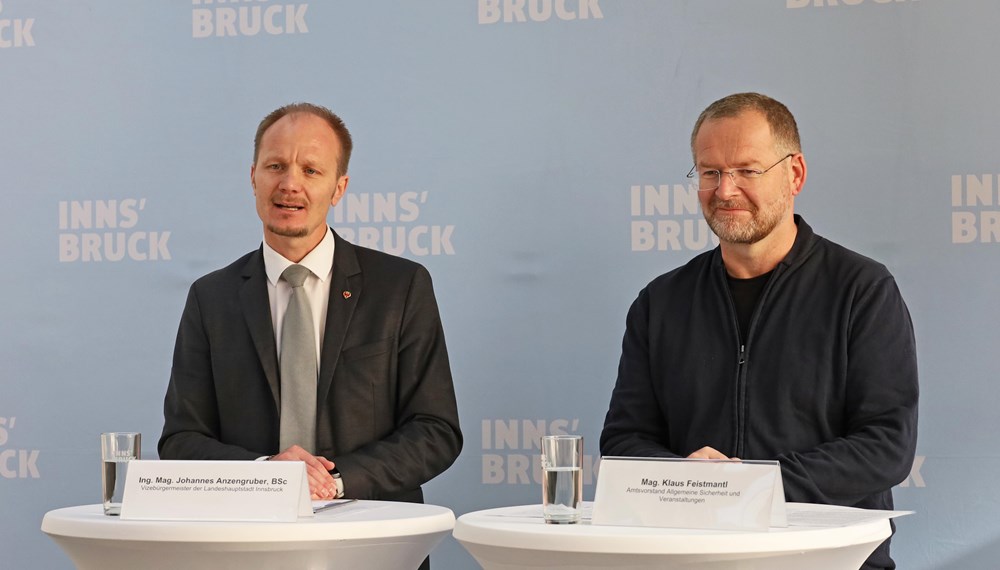 Vizebürgermeister Johannes Anzengruber und Amtsvorstand Klaus Feistmantl (r.) präsentieren die Einsatzzahlen aus dem Vorjahr.