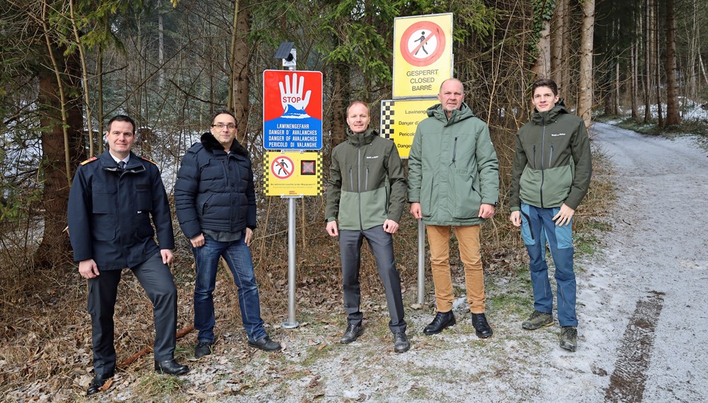 Vizebürgermeister Johannes Anzengruber (3.v.r.), Branddirektor Helmut Hager (l.), die Referenten Thomas Koland (2.v.r.) und Florian Jäger (r.) und Branchenleiter Kamran Kiafar (2.v.l.) vor der digitalen Lawinenwarntafel am Innsbrucker Gramartboden.