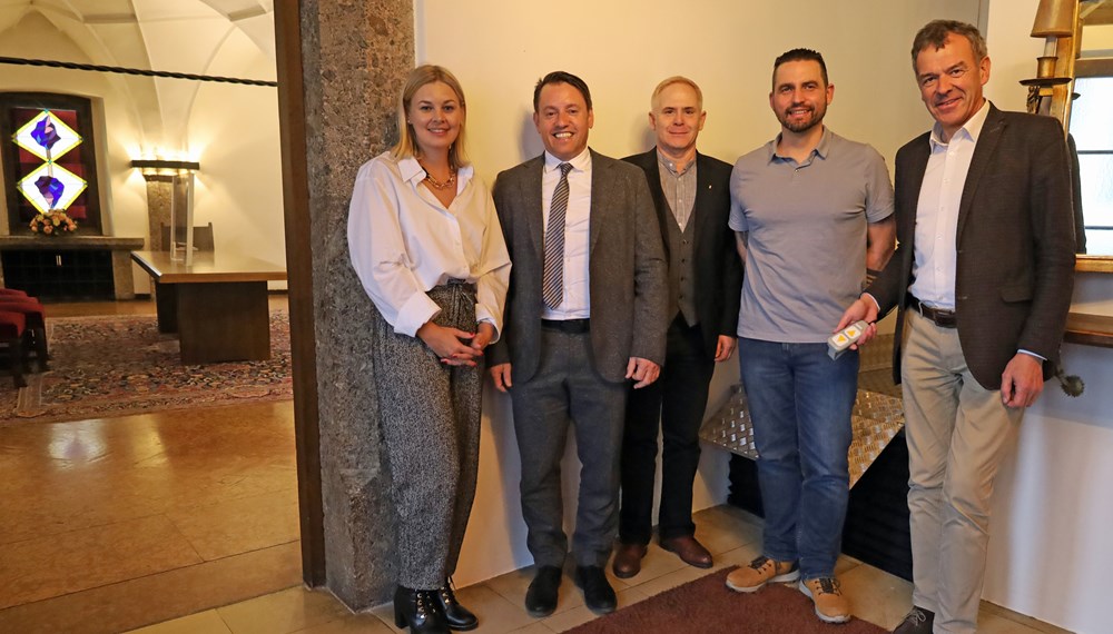 Stadträtin Elisabeth Mayr, IIG-GF Franz Danler, Markus Tilly (Referatsleiter Standesamt), Bauleiter Markus Aigner und Bürgermeister Georg Willi (v.l.) machten sich selbst ein Bild vom nun barrierefrei zugänglichen Trausaal.
