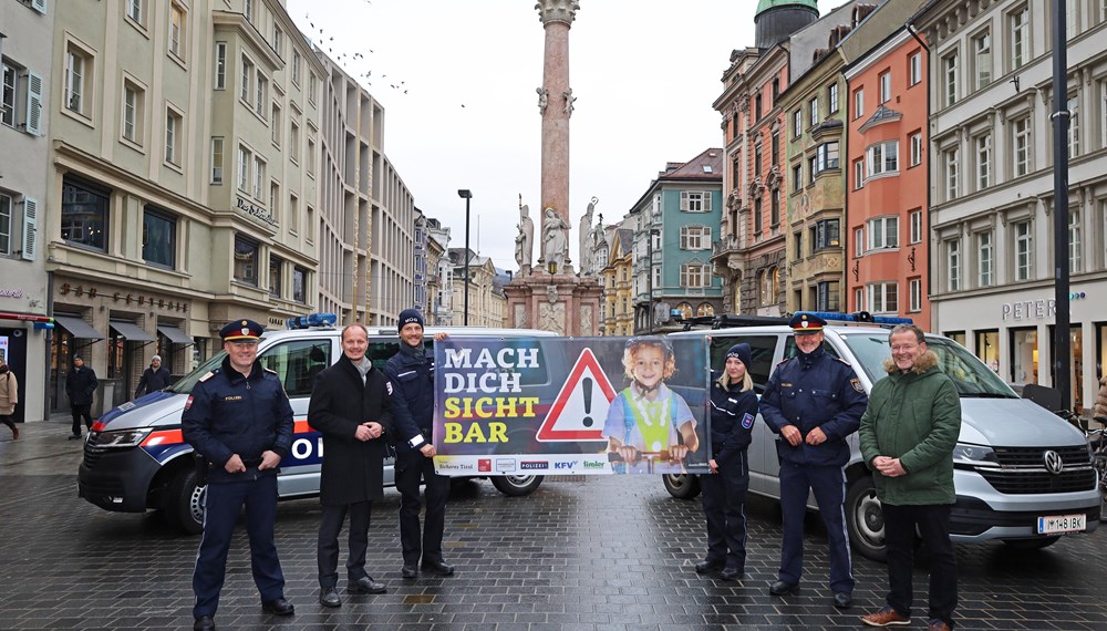 AbtInsp Christoph Holzer (l., SPK-Innsbruck), Vizebürgermeister Johannes Anzengruber (2. v. l.), Sicherheitskoordinator KontrInsp Manfred Peer (SPK-Innsbruck, 2. v. r.), Amtsleiter Klaus Feistmantl (r.) sowie zwei MitarbeiterInnen der MÜG mit dem Banner zur Erhöhung der Verkehrssicherheit