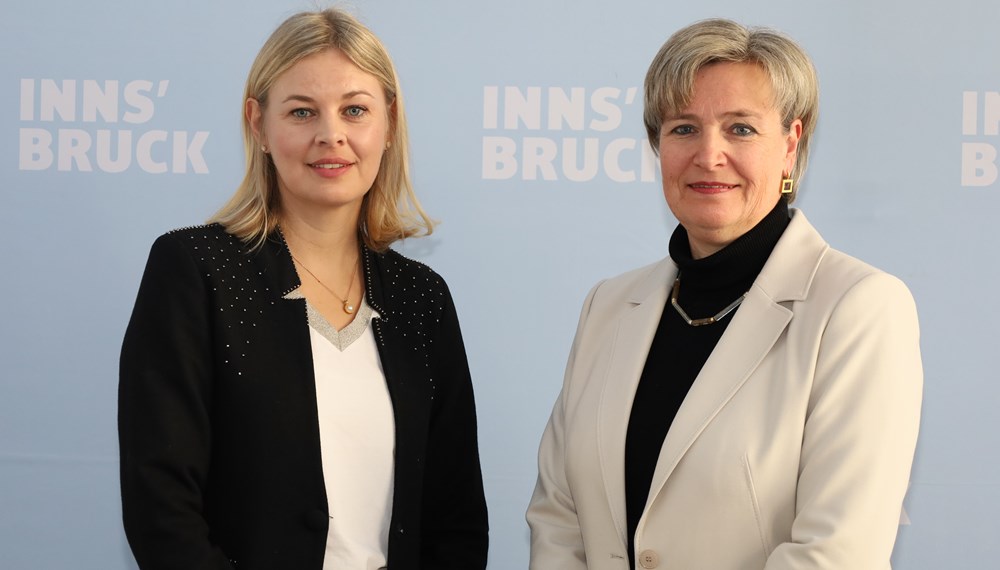 Die Stadt Innsbruck setzt sich für bessere Rahmenbedingungen für die Arbeit von PädagogInnen und AssistentInnen ein. Bildungsstadträtin Elisabeth Mayr und Abteilungsleiterin Birgit Neu (re.) stellten am 10. Februar geplante Konzepte vor.