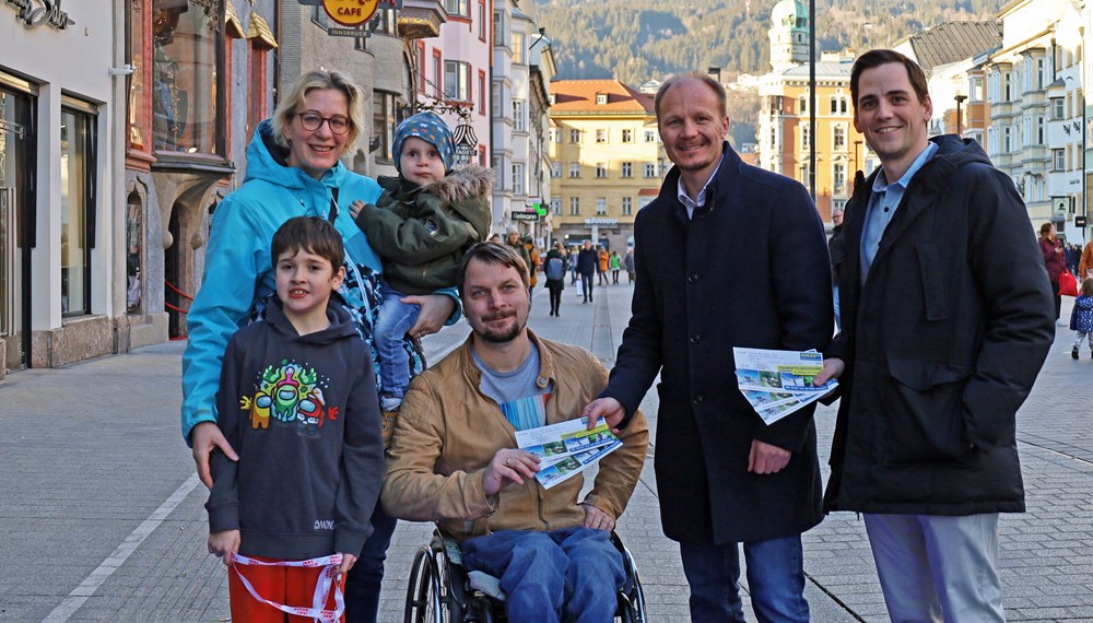 Vizebürgermeister Johannes Anzengruber (2. v. r.) und Amtsvorstand Raphael Hölbling (r.) überreichten stellvertretend Familie Scamoni mehrere Tagesskipässe.