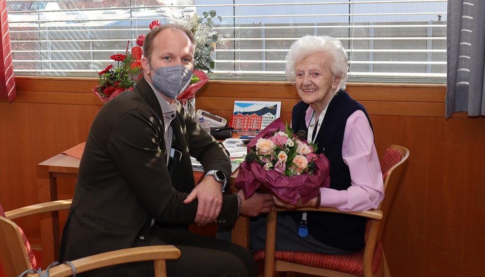 Blumige Geburtstagsgrüße gab es zum 102. Geburtstag für die pensionierte Lehrerin Herta Wanner.