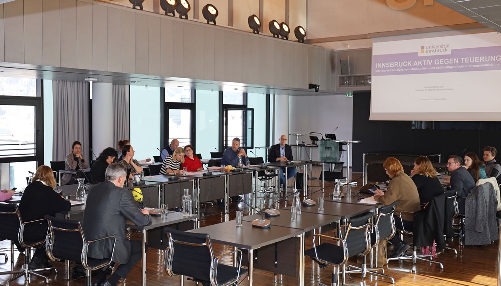 Mitglieder des Innsbrucker Stadtsenats und Gemeinderates sowie VertreterInnen der städtischen Ämter und Medien fanden sich im Plenarsaal des Rathauses zur Präsentation der Machbarkeitsstudie „Innsbruck Aktiv gegen Teuerung" ein.