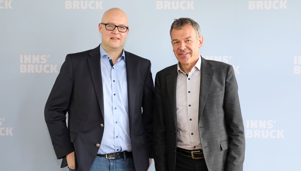 Bürgermeister Georg Willi (r.) hatte die Studie bei Univ.-Prof. Dr. Leonhard Dobusch von der Universität Innsbruck in Auftrag gegeben.