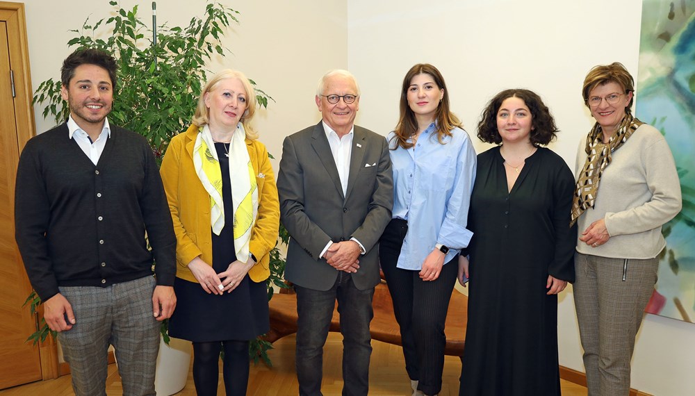 (v.r.n.l): Stadträtin Christine Oppitz-Plörer begrüßt die Forschungsstipendiatin Manana Giorgadze aus Tbilisi gemeinsam mit der Ärztin Talia Telia (Stipendiatin aus Tbilisi), Günther Bonn (Honorarkonsul für Georgien und Institutsleiter Analytische Chemie und Radiochemie), Irma Kvitsaridze (Univ.-Klinik für Strahlentherapie – Radioonkologie) und Gökhan Senli (Assistent von Günther Bonn)