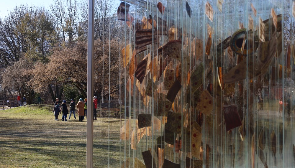 Im Rapoldipark trifft Kultur auf Natur: Aktuell ist hier die Kunstinstallation „Human Animal Binary“ von Thomas Medicus zusehen.