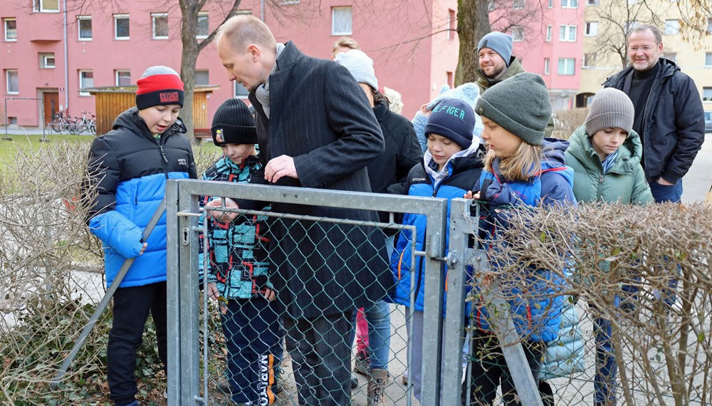 Für die Anliegen der SchülerInnen der Volksschule Franz-Fischer-Straße hatte Vizebürgermeister Johannes Anzengruber am Mittwochvormittag ein offenes Ohr. Gemeinsam mit Klaus Feistmantl, Amtsleiter für Allgemeine Sicherheit und Veranstaltungen, sowie einer Mitarbeiterin der Mobilen Überwachungsgruppe (MÜG) besichtigten sie den Verkehrserziehungsgarten in der Speckbacherstraße und versprachen Verbesserungen im Park wie die Reparatur eines quietschenden und klemmenden Gatters zum Spielplatz, eine nicht im Betrieb stehende Wasserleitung usw.