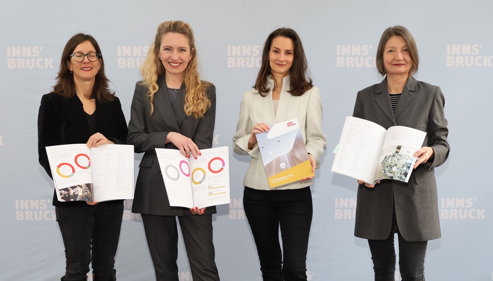 Eine druckfrische und transparente Statistik präsentierten (v.r.n.l.) Kulturstadträtin Uschi Schwarzl, Caroline Konrad (GQ Kulturberatung und Kulturforschung), Kulturamtsleiterin Isabelle Brandauer und Christina Alexandridis (Kulturentwicklung und Förderung) mit dem Kulturausgabenbericht 2021, der nach dem LIKUS-System (Länderinitiative Kulturstatistik) erstellt wurde.