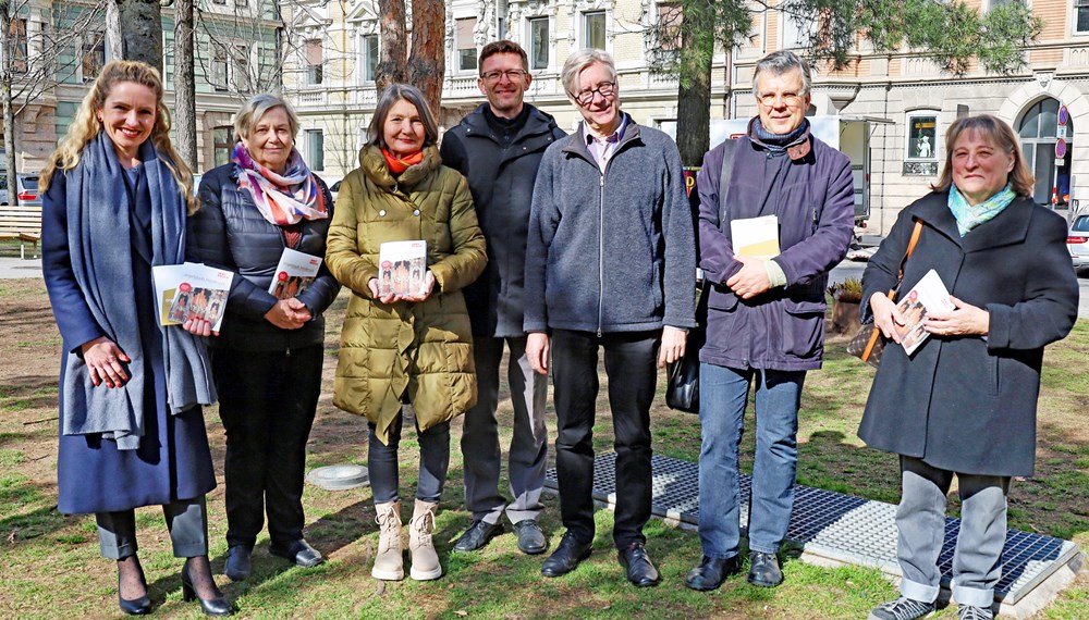 Freuen sich auf ein vielfältiges Konzertprogramm auf Innsbrucks historischen Orgeln: Die VeranstalterInnen mit Stadträtin Uschi Schwarzl (3.v.l.) und Kulturamtsleiterin Isabelle Brandauer (l).