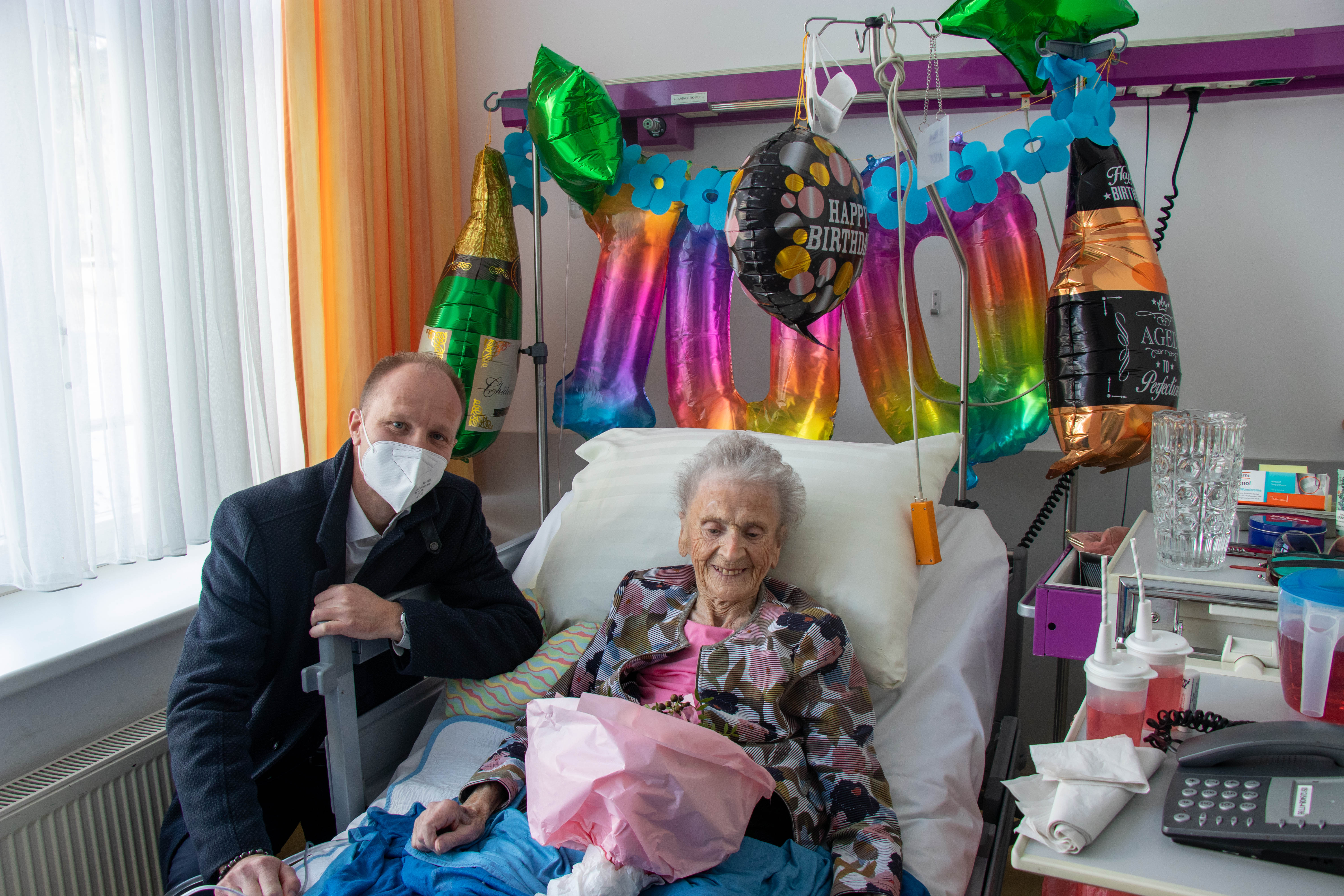 Vizebürgermeister Johannes Anzengruber besuchte die fröhliche Jubilarin Ilse Plank zum 100. Geburtstag.