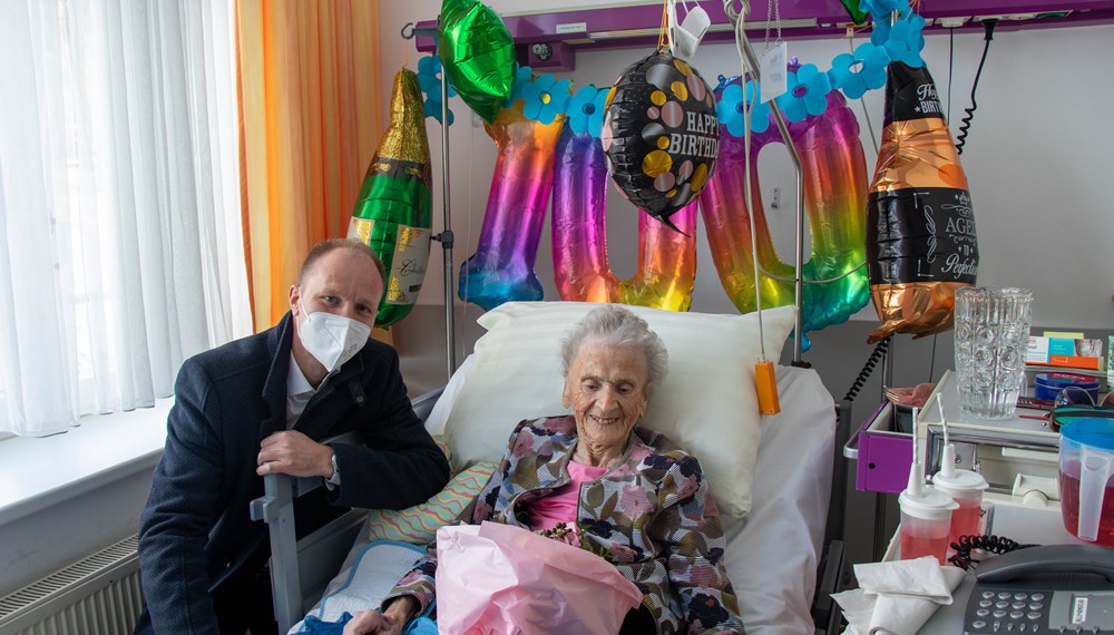 Vizebürgermeister Johannes Anzengruber besuchte die fröhliche Jubilarin Ilse Plank zum 100. Geburtstag.