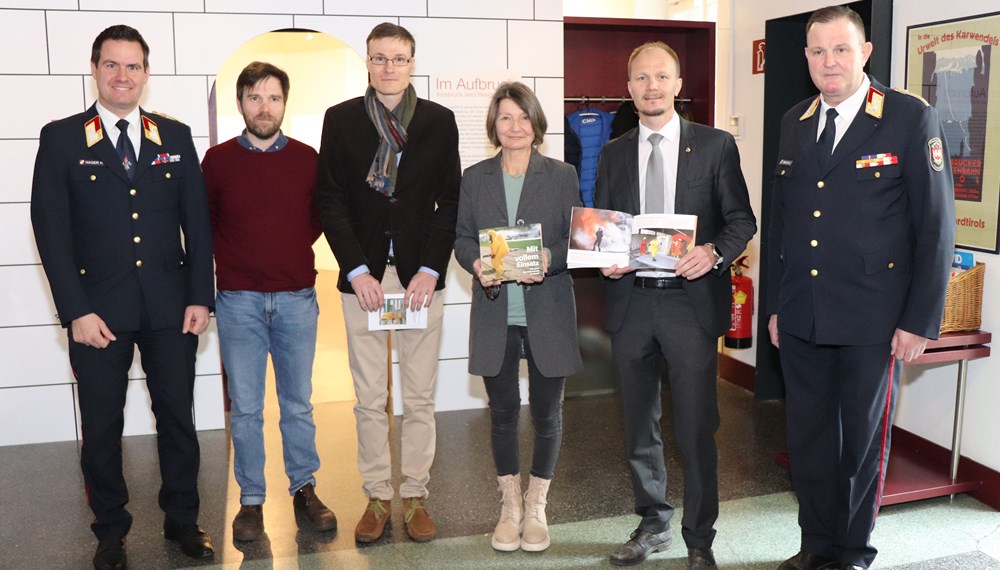 Präsentierten die neue Broschüre „Mit vollem Einsatz – 125 Jahre Berufsfeuerwehr Innsbruck“ im Stadtarchiv/Stadtmuseum (von links): Branddirektor Helmut Hager, Christof Aichner und Matthias Egger (Stadtarchiv/Stadtmuseum), Stadträtin Uschi Schwarzl, Vizebürgermeister Johannes Anzengruber und Branddirektor-Stellvertreter Johann Zimmermann.