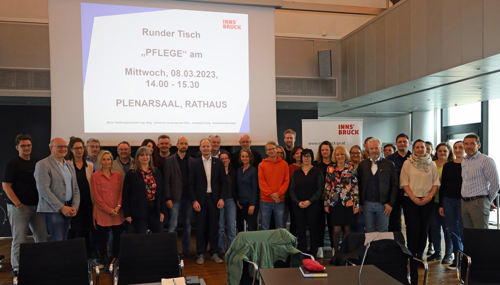 Die VertreterInnen der stationären und mobilen Pflegeeinrichtungen kamen zu einem Runden Tisch zusammen. Vizebürgermeister Johannes Anzengruber (weißes Hemd, M.) freute sich über einen konstruktiven Austausch.