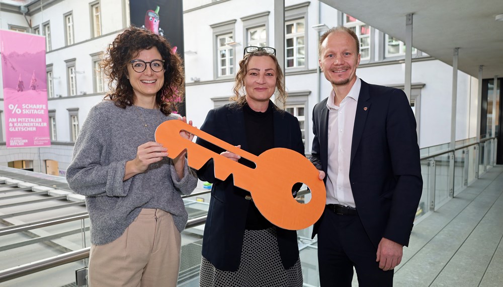 BU: (v. r. n. l.) Vizebürgermeister Johannes Anzengruber mit Gabi Plattner (Tiroler Frauenhaus) und Julia Schratz (DOWAS für Frauen).