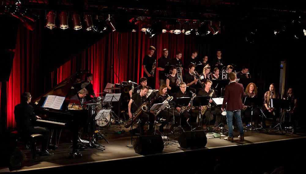 Die Inn Seit’n Big Band der städtischen Musikschule ist am 28. März live im Treibhaus-Keller zu hören.