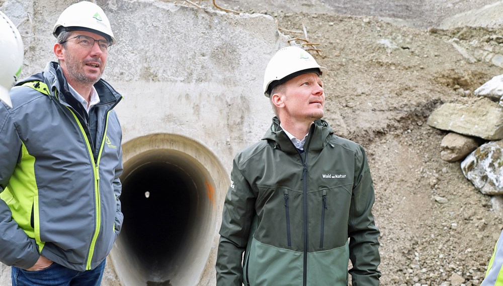 Vizebürgermeister Johannes Anzengruber (r.) und Sektionsleiter Gebhard Walter (l.) begutachten die Sanierungsarbeiten.